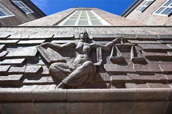 Polizeieinsatz in Leubsdorf wird vor dem Landgericht in Chemnitz neu aufgerollt - Ein Polizeieinsatz in einer Leubsdorfer Wohnung im März 2022 wird vor dem Landgericht Chemnitz noch einmal verhandelt.
