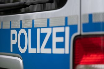 Polizeieinsatz in Plauen: Vermummte Einsatzkräfte stürmen Haus - Einen aufsehenerregenden Polizeieinsatz hat es am Dienstagvormittag in Plauen gegeben.