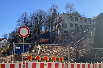 Polizeieinsatz nach Bombendrohung: Abriss der Pantoffelfabrik in Wilkau-Haßlau eskaliert - Am Mittwochnachmittag war von dem Hauptgebäude der alten Pantoffelfabrik nichts mehr übrig.