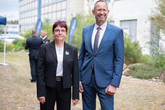 Polizeihochschule Sachsen: Rothenburger Notlösung - Die neue Kanzlerin Karin Hollstein und Rektor Dirk Benkendorf (r.) am Rande der Amtseinführung.