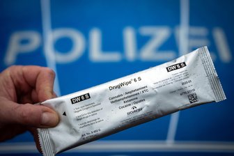 Polizeikontrolle auf A 72: Transporter-Fahrer gestoppt – Drogen im Spiel - Ein Drogenvortest zeigte bei einem Transporter-Fahrer mehrere Substanzen an.