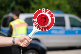 Polizeikontrolle auf der A 4: Opelfahrer rast mit 182 km/h durch Tempo-100-Zone - Halt, Sie waren zu schnell! Die Polizei hat am Mittwoch auf der A 4 nahe dem Dreieck Nossen eine Tempo-Kontrolle durchgeführt.