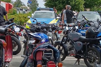 Polizeikontrolle bei Simson-Treffen in Netzschkau sorgt für böses Blut: „Es war wie eine Razzia“ - Die Polizei hatte am Sonntag in Netzschkau zahlreiche Mopeds kontrolliert. Tatsächlich wurden viele frisierte Maschinen aus dem Verkehr gezogen. Dennoch wird Kritik am Einsatz laut.