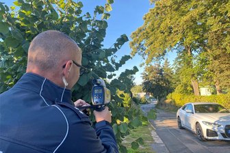 Polizeikontrolle in Brand-Erbisdorf: Warum der Tag für einen Erstklässler nicht gut begann - Mit der Laserpistole stellte Polizeioberkommissar Steve Seifert-Schlegel am Donnerstag die Geschwindigkeit der Fahrzeuge auf dem Haasenweg in Brand-Erbisdorf fest.