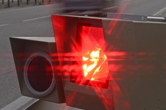 Polizeikontrolle in Lichtenstein: Mercedes-Fahrer war 65 km/h zu schnell und muss für zwei Monate seinen Führerschein abgeben - Die Polizei hat eine Geschwindigkeitskontrolle auf der Burgstraße in Lichtenstein durchgeführt.