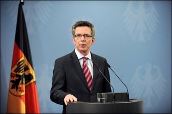 Polizeikontrollen werden nach Anschlagshinweisen verstärkt - Trotz der erhöhten Sicherheitslage und den Hinweise auf konkrete Anschlagsplanungen hierzulande bemühte sich Innenminister Thomas de Maizière, keine Verunsicherung durch seine Warnungen zu schüren: "Es gibt Grund zur Sorge, aber keinen Grund zur Hysterie.
