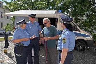 Polizeimobil in Eibenstock: Viele Fragen zu Einbruchschutz und Betrugsmaschen - Klaus Ungethüm (Mitte, rechts) hat am Polizeimobil in Eibenstock vorbeigeschaut und kam ins Gespräch mit Kerstin Schröder (links), Bürgerpolizist Frank Groß und Kathy Seyferth. 