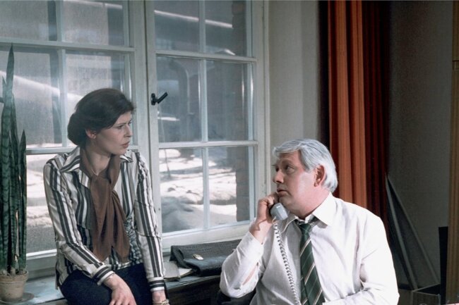 "Polizeiruf 110": Wie alles begann - Ein Interview mit Eberhard Görner - Szene aus einem Fall für Hauptmann Fuchs (Peter Borgelt) und Leutnant Vera Arndt (Sigrid Göhler). Der "Polizeiruf 110: Zeuge gesucht" wurde im DDR-Fernsehen 1980 ausgestrahlt. 