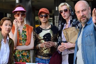 „Polizeiruf“ aus München mit drei Dragqueens: Der Film kann einem ein bisschen auf die Nerven gehen - Kommissarin Cris Blohm (Johanna Wokalek, v. l.) und die Dragqueens Tulip (Patrice Grießmeier), Menora (Boži Kocevski), Peekabou (Meik van Severen) mit Kommissar Dennis Eden (Stephan Zinner) am Tatort.