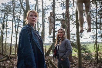 „Polizeiruf“ aus Rostock: Schon wieder schlechte Laune! - Die Ermittlerinnen Melly (Lina Beckmann, links) und Katrin (Anneke Kim Sarnau) finden zerschossene Schaufensterpuppen.