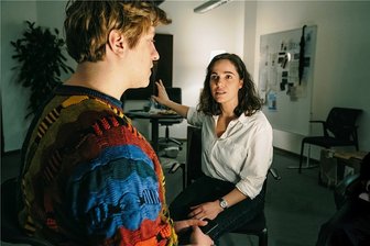 Polizeiruf-Kolumne: "Mir ham nix!" - Kriminaloberkommissarin Eyckhoff (Verena Altenberger) verhört den Tatverdächtigen Jonas Borutta (Thomas Schubert). 