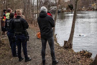 Polizeitaucher fischt Beweismittel aus Plauener Teich: Für Einbrecher-Quartett wird es jetzt eng - Mittwochvormittag in Plauen: Ein Polizeitaucher spürte mit einem Metalldetektor Beweismittel im Gondelteich Kleinfriesen auf. Ermittler verfolgten den letztlich erfolgreichen Einsatz vom Ufer aus.