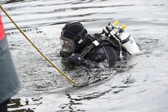 Polizeitaucher suchen in Pelzmühlenteich nach vermisster Frau - 