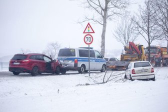 Polizist bei Unfall in Cunersdorf schwer verletzt - Beim Nachfolgeunfall auf der B 95 wurde ein Polizeibeamter schwer verletzt. Foto: Bernd März