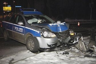 Polizist bei Verfolgungsfahrt in Zwickau verletzt - Bei einer Verfolgungsfahrt in Zwickau ist in der Nacht zu Samstag ein Polizeiauto verunglückt.
