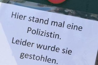 Polizist wurde die Polizei-Puppe gestohlen -