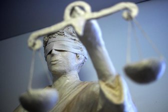 Polizisten bei Pro-Chemnitz-Demo mit Fahnenstange attackiert: 55-Jähriger vor Gericht - 