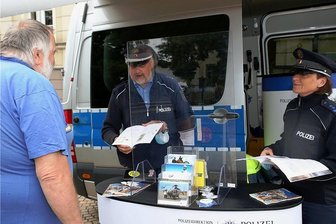 Polizisten geben in Zwönitz Tipps gegen Einbrecher - Die Polizisten Uwe Nerger und Diana Musil beraten Giso Lorenz in Zwönitz am Präventionsmobil.