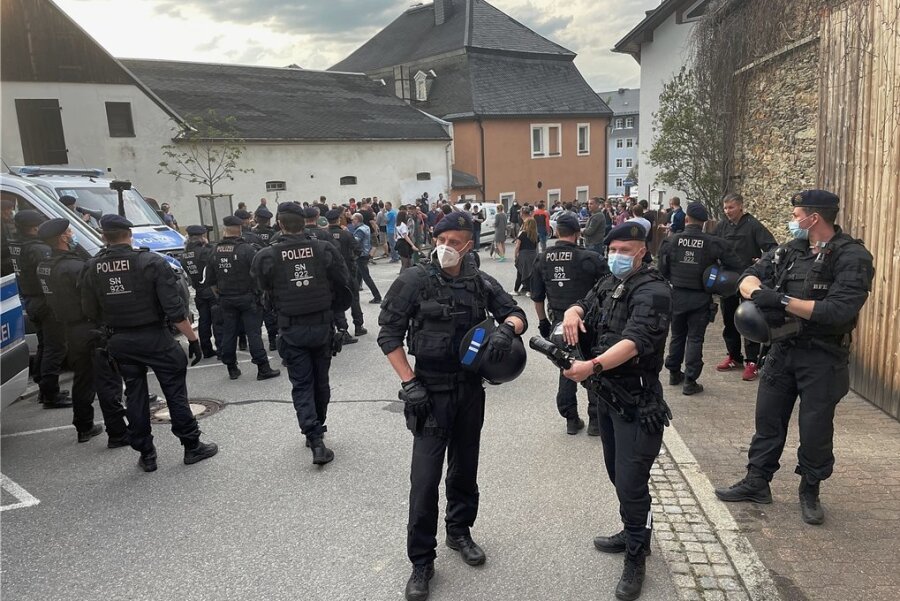 Polizisten gebissen: Ehemalige Zwönitzer Stadträtin muss zur Anti-Aggressions-Therapie - Ein Bild vom 10. Mai in Zwönitz. Zahlreiche Beamte waren damals im Einsatz, als die Situation aus dem Ruder geraten ist. Acht Polizisten wurden verletzt. 