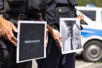 Polizisten im Erzgebirge gedenken ihres in Mannheim getöteten Kollegen - Zur Gedenkminute mitgebracht hatten die Beamten unter anderem ein Foto des in Mannheim getöteten Polizisten.