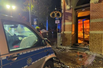 Polizisten in Plauen krachten in Bäckerei-Filiale: Jetzt steht die Unfallursache fest - Die Bäckerei an der Neundorfer Straße wurde bei dem Unfall im Oktober beschädigt.