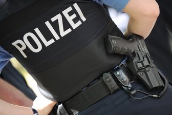 Polizisten zwingen Maskenverweigerer aus S-Bahn - Ein 22-jähriger Maskenverweigerer ist am späten Samstagabend von Bundespolizisten mit Gewalt aus einer S-Bahn am Zwickauer Hauptbahnhof gebracht worden.