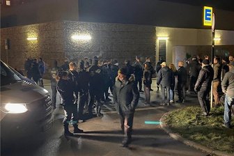 Polizistin bei Corona-Protesten in Zwickau verletzt - Neben dem Edeka-Markt an der Katharinenstraße in Zwickau kam es zu zum Teil tätlichen Auseinandersetzungen zwischen Corona-Protestlern und der Polizei. Dabei wurde eine Beamtin verletzt.