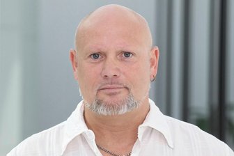 Polizistin ins Gesicht geschlagen: Gericht kippt Gefängnisstrafe für Zwickauer Stadtrat - Sven Georgi, Gründungs- und Vorstandsmitglied der rechtsextremen „Freien Sachsen“, wurde zu einer Bewährungsstrafe verurteilt.