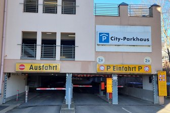 Poller in Parkhaus der Plauener Stadt-Galerie angezündet - Die Feuerwehr rückte wegen eines Alarms zum Plauener City-Parkhaus aus.