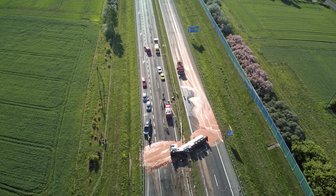 Polnische Autobahn nach Lkw-Unfall in Schokolade getaucht -