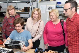 Polnische Lehrer informieren sich über Ausbildung in Klingenthal - Gäste aus Polen informierten sich in der Klingenthaler Berufsfachschule für Instrumentenbau. Im Foto (von links): Brygida Gasior, Clemens Mai (Lehrling für Handzuginstrumentenbau), Ma³gorzata Kalwak, Renata Szostak-Chmielarz und Lars Kremling, Lehrer an der Berufsfachschule.
