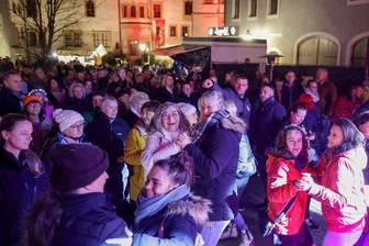 Polonaise im Schloss: Das sind die besten Bilder von der Glauchauer Après-Ski-Party - 400 Besucher tanzten zur Après-Ski-Party in Glauchau auf dem Schlosshof.