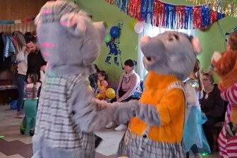 Polonaise, Mäuse und gute Laune: Kinderfasching begeistert Lauterbach - Zwei Mäuse sorgten für Stimmung beim Kinderfasching im ehemaligen Jugendclub.