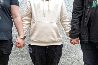 Polyamor und queer: Drei Menschen aus Sachsen und ihr Beziehungsmodell - Drei Menschen aus Sachsen führen Beziehungen miteinander. Dennoch sind sie kaum eifersüchtig. Die drei sind polyamor.