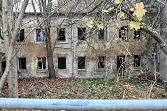 Polychemie: Stadtverwaltung hofft auf neuen Investor - Ein Ausbund an Hässlichkeit: die ehemalige Polychemie an der Frohnbachstraße. Zwei Jahre nach dem beschlossenen Abriss steht die Fabrik-Ruine immer noch.