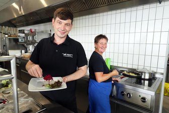 Pommes, Bockwurst oder Salat? Drei Tipps von den Speisekarten der Freibäder - Im Johannisbad Freiberg stehen Elke Timmel und Michael Kodym am Tresen.