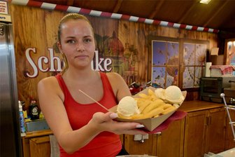 Pommes mit Vanilleeis und eine Sängerin mit Playboy-Fotos: 21 Schlaglichter zum 21. Zwickauer Stadtfest - Michelle Neupert servierte Pommes, extra salzig, mit Vanilleeis. Diese Spezialität wurde auf dem Kornmarkt verkauft.