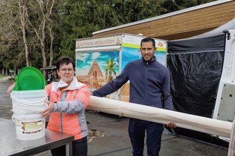 Pommes, Nudeln und Falafel: Neues Duo eröffnet Yalla-Imbiss am Greifenbachstauweiher - Sophie Mönch und Osama Abou El Azm bauen den Imbiss an der Ehrenfriedersdorfer Seite des Greifenbachstauweihers um. Sie sind die neuen Betreiber. 
