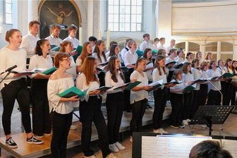 Pop statt Klassik: Weit angereister Leiter von Zschopauer Chor geht neue Wege - Der Jugendchor des Zschopauer Gymnasiums bei seinem Sommerkonzert in der St. Martinskirche.