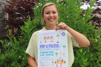 „Pop und Politik“: Neues Festival in Werdau gegen Rassismus - Michelle Martin, Mit-Organisatorin des Werdauer Festivals „Pop und Politik“. Das Sommerfest wird mit mehrsprachigen Flugblättern beworben.