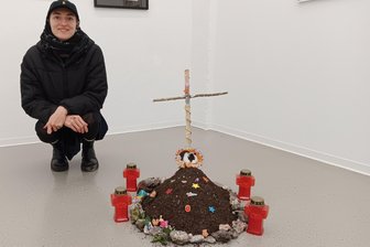 Pop-up-Ausstellung im Wirkbau Chemnitz: Bikinistimmung im Advent - Da liegt das Meerschwein begraben. Oder auch nicht. Nina Kummers Kunst ist nicht eindeutig.