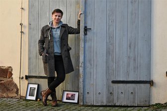 Pop-up-Galerie in Rochlitz: Kunst in der Garage begeistert - Ilona Günther organisiert in dieser unscheinbaren Garage an der Schlossmühle in Rochlitz regelmäßig temporäre Ausstellungen. Das macht ihr genauso Spaß wie den Künstlern. Wie es mit der Kunstgarage 2024 weitergeht, verrät die 39-Jährige im Gespräch mit der „Freien Presse“.
