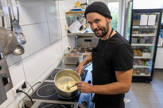 Pop-up-Restaurant „Root Dining“ in Chemnitz: Gehobene Küche trifft auf lässige Atmosphäre - Küchenchef Eric Heim startete am Donnerstag bereits zum zweiten Mal mit einem Kurzzeit-Gastrokonzept in der Experimentierküche auf der Zietenstraße.