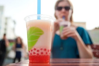 Pop-up-Store öffnet in Auerbach: Was Jugendliche hier verkaufen - Für kurze Zeit verkaufen Jugendliche in Auerbach sommerliche Getränke.