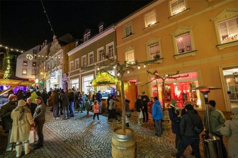 Pop-up-Stores in Hohenstein-Ernstthal mausern sich zum Sprungbrett für Startups - Beleuchtete Fenster, Straßendekoration und viele Leute. Was beim Weihnachtsmarkt funktioniert hat, soll die Weinkellerstraße künftig auch übers Jahr attraktiver machen.