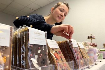 Pop-up-Verkauf in Plauener Altstadt: Ein leerer Laden wird zur Bühne für Kunst und Genuss - Das Weihnachtsgeschäft läuft in der Patisserie „Klein und fein“ von Caroline Lange auf Hochtouren.