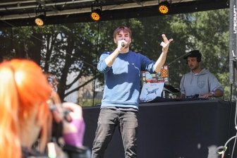 Popkultur auf der Schloßteichinsel - Der Rapper Joca trat mit seiner Band als zweiter Act bei der Premiere des Musikfestivals "Konsumgut: Ost" auf der Schloßteichinsel auf. Danach machte er sich auf den Weg nach Dresden. 