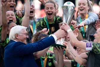 Popps emotionaler Pokal-Abschied: Noch mal die Bayern ärgern - 2024 nach dem Finale gegen Bayern durfte Alexandra Popp den DFB-Pokal in die Höhe stemmen - und diesmal? (Archivbild)