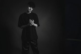 Popsänger aus dem Erzgebirge macht sich zwei Geschenke: Neuer Song und erstmals Sonne zum Geburtstag - Toni hat sich zum Geburtstag mit seiner neuen Single „Ein Versprechen" beschenkt.