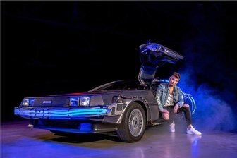 Popsänger Toni aus dem Erzgebirge mit neuem Song: Musikvideo wird mit Kultauto zum Youtube-Hit - Toni Kraus im DeLorean während des Videodrehs in einer Chemnitzer Eventhalle.